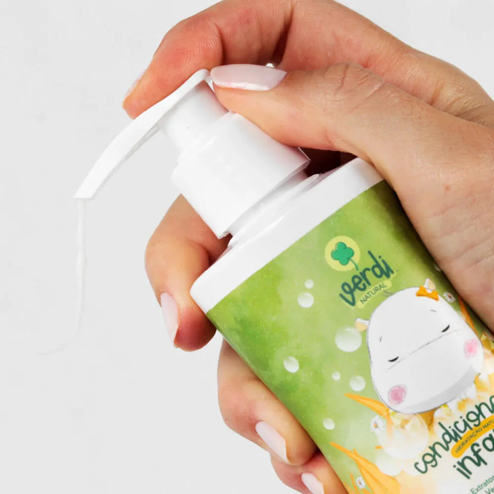 Condicionador Infantil 100% Natural com Extrato de Aloe Vera e Camomila, Óleos Essenciais e Vegetais, Manteigas e Pantenol
